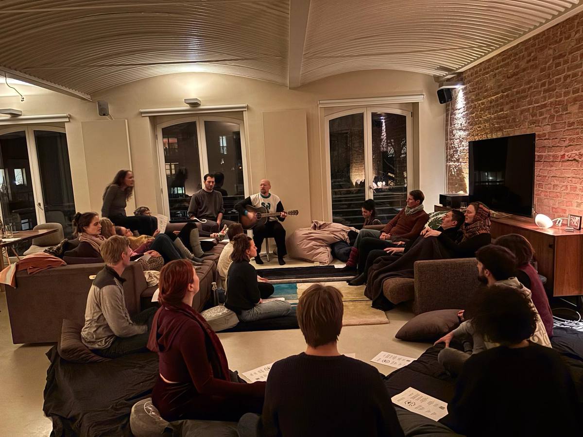 Agapic Chants in a Berlin flat